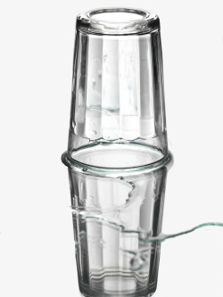 透明玻璃杯子倒扣的玻璃杯子高清图片