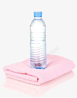 粉红色液体透明解渴在粉红色毛巾上的塑料瓶高清图片