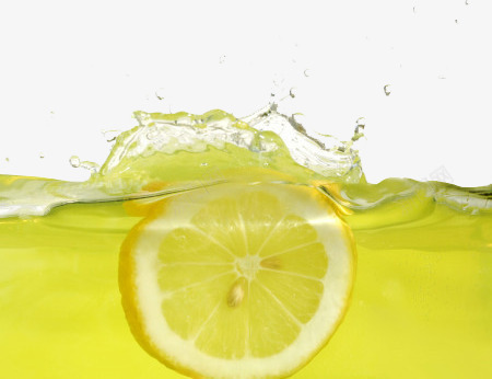 将柠檬切片放入密闭的容器png免抠素材_新图网 https://ixintu.com 柠檬 柠檬片 水果 水珠