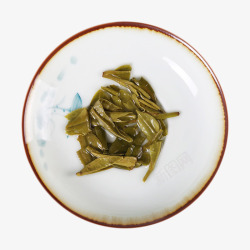 盘中的茶瓷碗盘中龙井茶叶高清图片