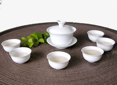 桌上的绿色茶叶和盖碗茶png免抠素材_新图网 https://ixintu.com 产品实物 日用百货 桌上 盖碗 盖碗茶 绿色茶叶