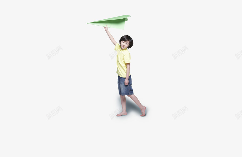 拿着纸飞机的小男孩儿童快乐png免抠素材_新图网 https://ixintu.com 拿着纸飞机的小男孩儿童快乐