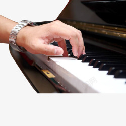 弹钢琴的男人的手高清图片