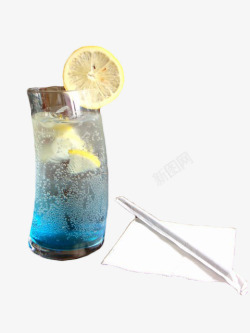 消暑饮料柠檬蓝柑水和纸巾吸管高清图片
