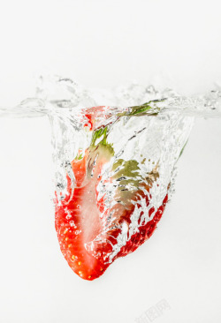 红色水面水里的草莓高清图片
