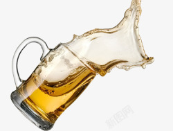 悬在空中的啤酒泼出来的啤酒液体高清图片