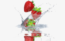 水中草莓漂浮在水中的草莓高清图片