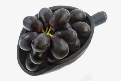 黑陶勺子里的黑色葡萄素材