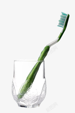 塑料手柄透明玻璃杯里的绿色牙刷实物高清图片