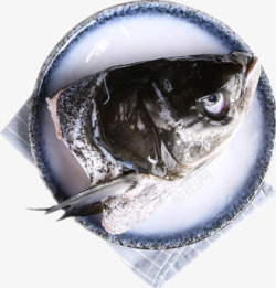 新鲜的三文鱼陶瓷盘子装着三文鱼头高清图片