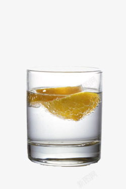水冲洗水果玻璃杯里的柠檬片苏打气泡水实物高清图片