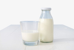桌面上的玻璃牛奶杯素材