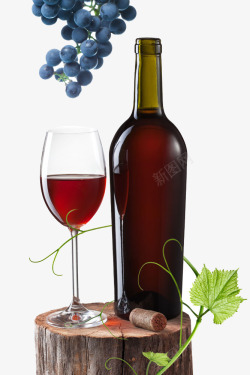 木桩绿叶背景木桩上的葡萄酒高清图片