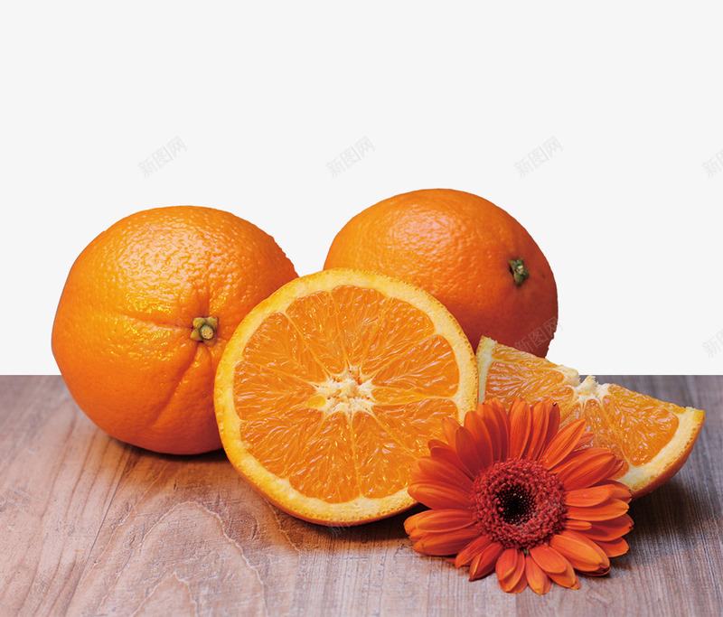 棕色桌子上的橙子花朵装饰psd免抠素材_新图网 https://ixintu.com 切开的橙子 新鲜水果 桌子上 棕色 的橙子 花朵装饰