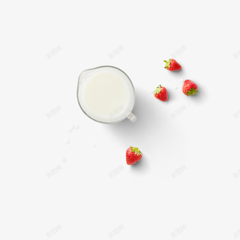 牛奶和红色草莓png免抠素材_新图网 https://ixintu.com 实物 水果 牛奶 白色 红色 绿色 草莓 食物