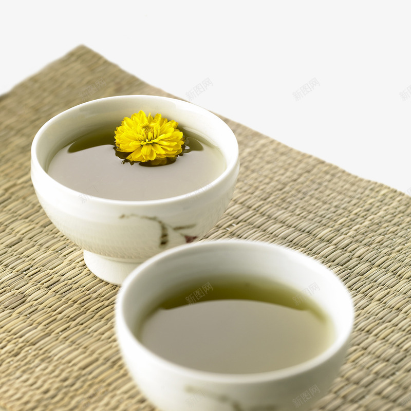 茶杯上的菊花png免抠素材_新图网 https://ixintu.com 抹茶 白色 茶杯 菊花