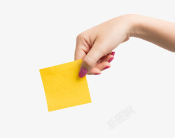 手拿空白牌子手拿着一张黄色空白的便笺纸实物高清图片