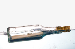 涌动的水面水面上的漂流瓶高清图片
