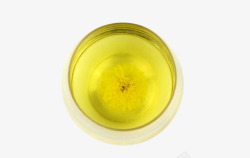 黄色茶水已经用白开水泡开放置在杯子中的高清图片