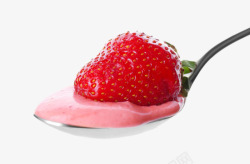 勺子里的梨汁勺子里的草莓和酸奶实物高清图片