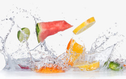 水中的柠檬片创意水中跳动的水果高清图片