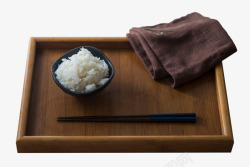 蒸米饭木盘子里的白色米饭高清图片