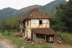 农村老房子山脚下的老房子高清图片