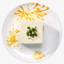 葱彩绘盘子白色彩绘盘子里的方形豆腐高清图片