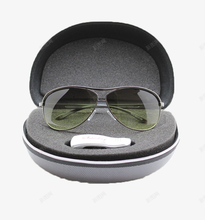 眼镜盒和墨镜png免抠素材_新图网 https://ixintu.com 产品实物 反光眼镜 太阳眼镜 黑色