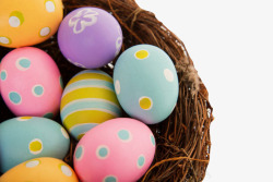 斑点彩蛋彩色庆祝复活节鸟巢中的食用彩蛋高清图片