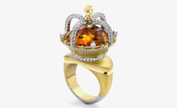 皇冠型镶宝石的戒指高清图片