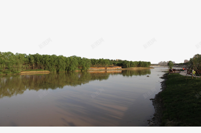 河岸的绿色风景png免抠素材_新图网 https://ixintu.com 摄影 树木 树林 河堤 河岸 河流 绿色 自然风景 风景