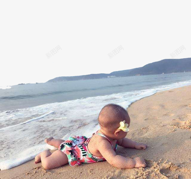 沙滩上玩耍的小孩png免抠素材_新图网 https://ixintu.com 大海 小孩 看海 花 蓝色