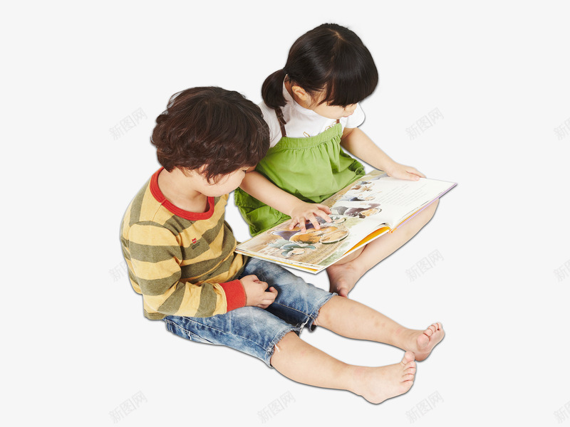 男孩女孩阅读png免抠素材_新图网 https://ixintu.com 看书 赤脚的男生 阅读