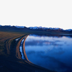 马瑟森湖景点西藏纳木措湖的湖岸边高清图片