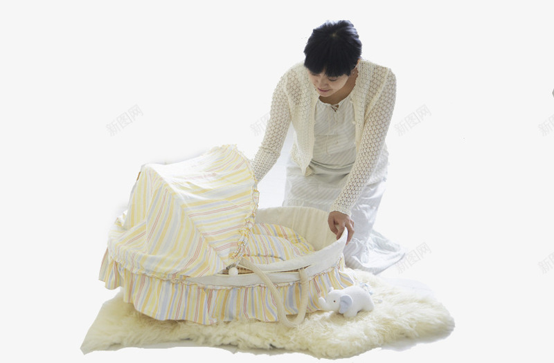 妈妈和婴儿床上的宝宝png免抠素材_新图网 https://ixintu.com 妈妈和宝宝 婴儿床 母爱 温馨